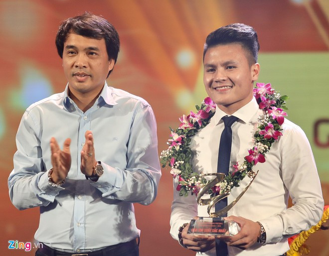 Quang Hải nhận giải cầu thủ hay nhất V.League 2019
