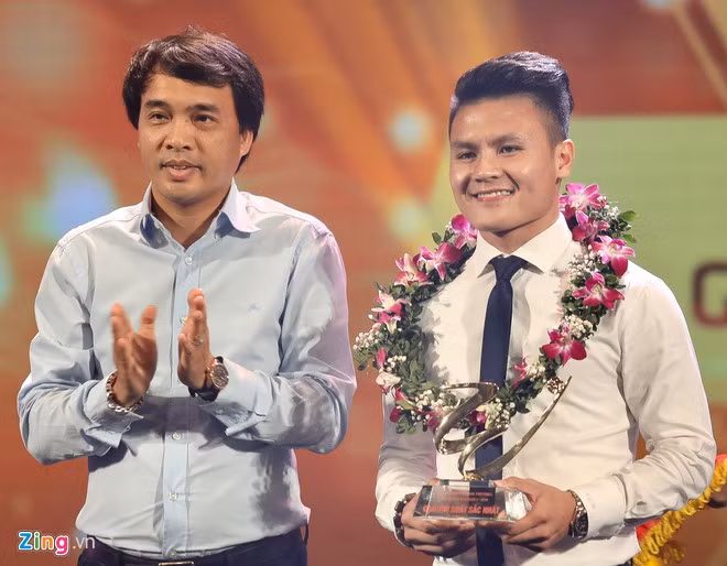 Quang Hải nhận giải cầu thủ hay nhất V.League 2019