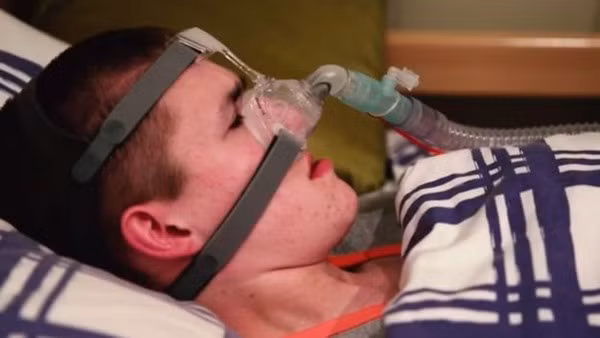 Liam phải sử dụng máy thở và hệ thống theo dõi dấu hiệu sự sống mỗi khi đi ngủ