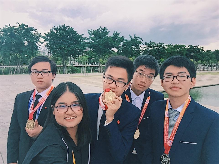 Tuyến (ngoài cùng bên phải) cùng các bạn sau khi thi xong tại Thái Lan