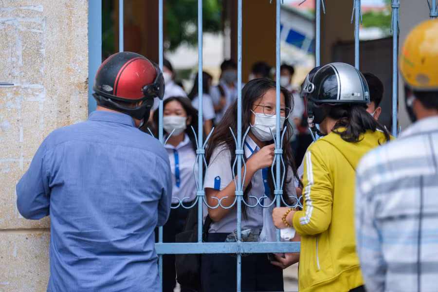 Học sinh rời điểm thi với nhiều cung bậc cảm xúc khác nhau.