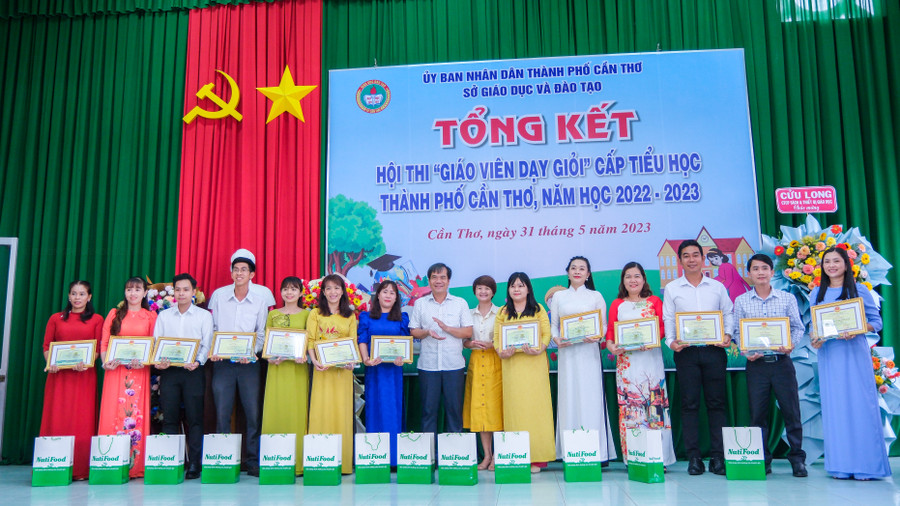 Ban tổ chức trao giải tại buổi lễ. Ban tổ chức trao giải tại buổi lễ.