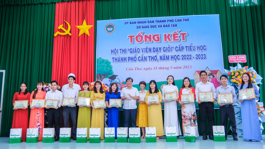 Ban tổ chức trao giải tại buổi lễ. Ban tổ chức trao giải tại buổi lễ.