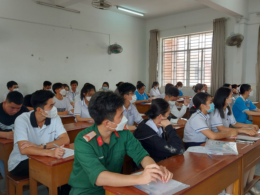 130 học sinh huyện đảo có mặt tại phòng thi. 130 học sinh huyện đảo có mặt tại phòng thi.