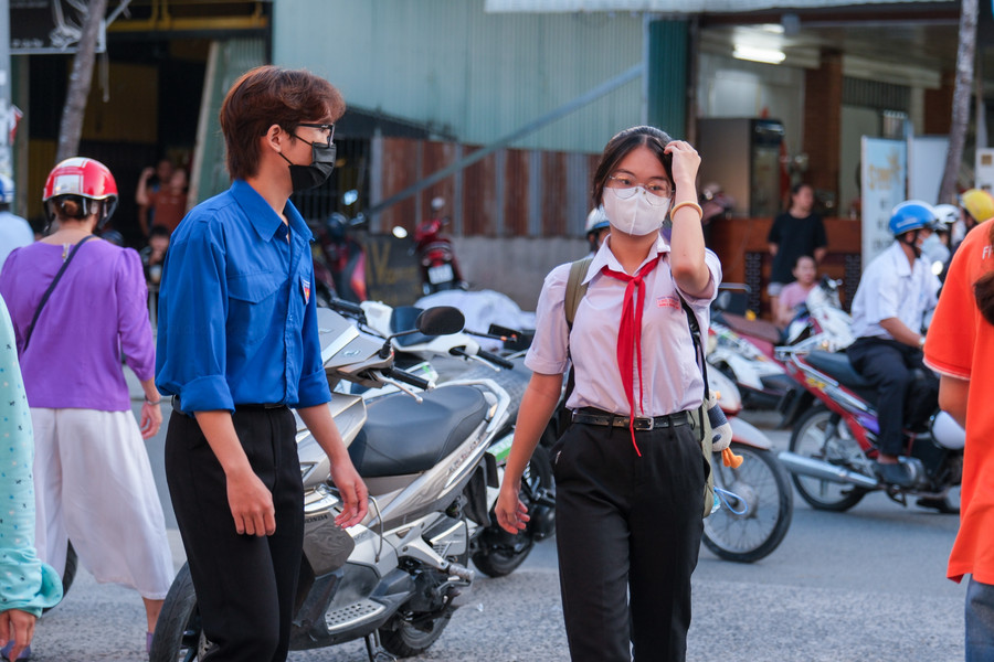 Từ rất sớm, phụ huynh và học sinh đã có mặt tại các điểm thi. Từ rất sớm, phụ huynh và học sinh đã có mặt tại các điểm thi.