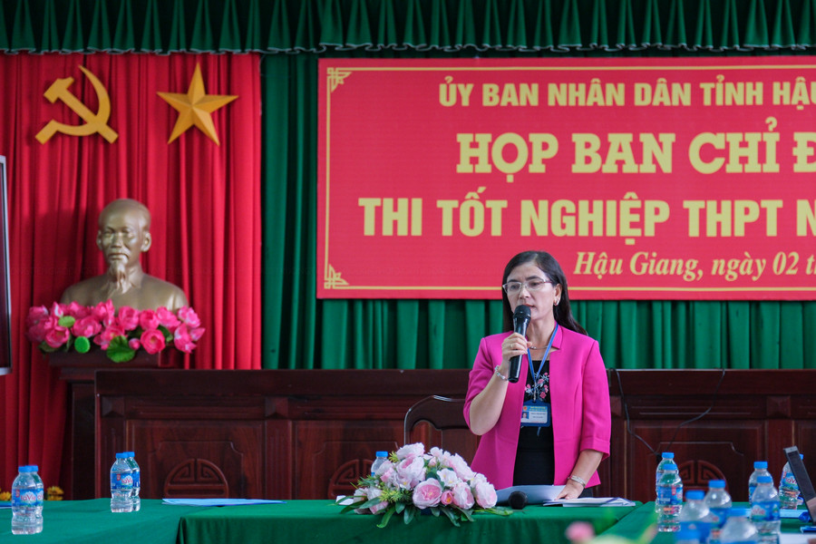Bà Trần Thị Huyền, Phó Giám đốc Sở GD&amp;ĐT, Phó trưởng ban thường trực Ban chỉ đạo thi tốt nghiệp THPT 2023 phát biểu tại hội nghị.