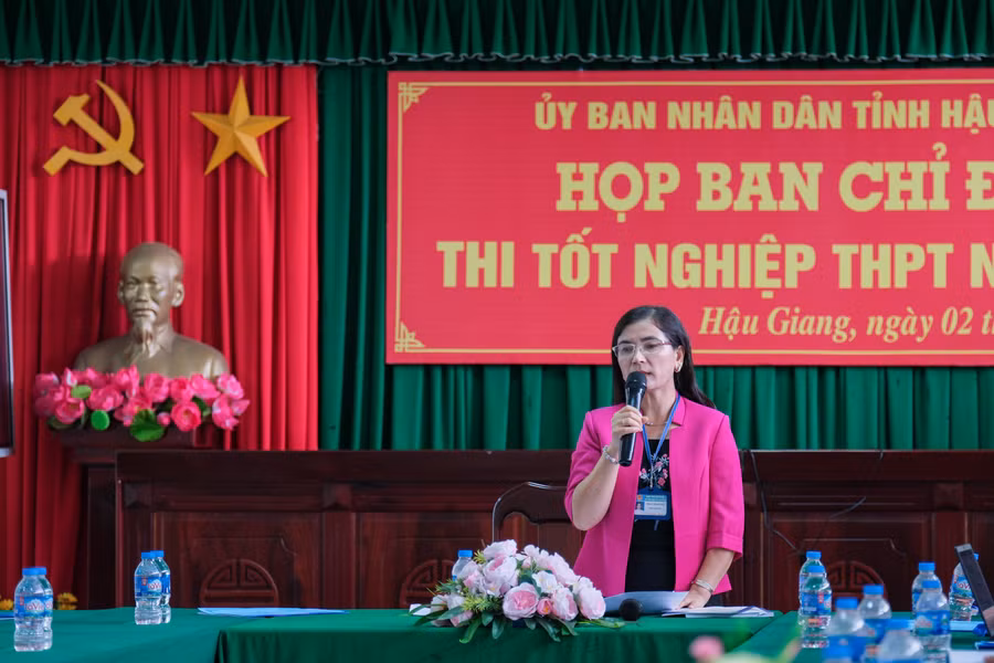 Bà Trần Thị Huyền, Phó Giám đốc Sở GD&amp;ĐT, Phó trưởng ban thường trực Ban chỉ đạo thi tốt nghiệp THPT 2023 phát biểu tại hội nghị.