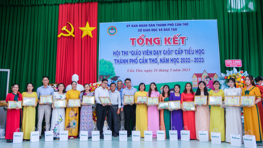 Ban tổ chức trao giải tại buổi lễ. Ban tổ chức trao giải tại buổi lễ.