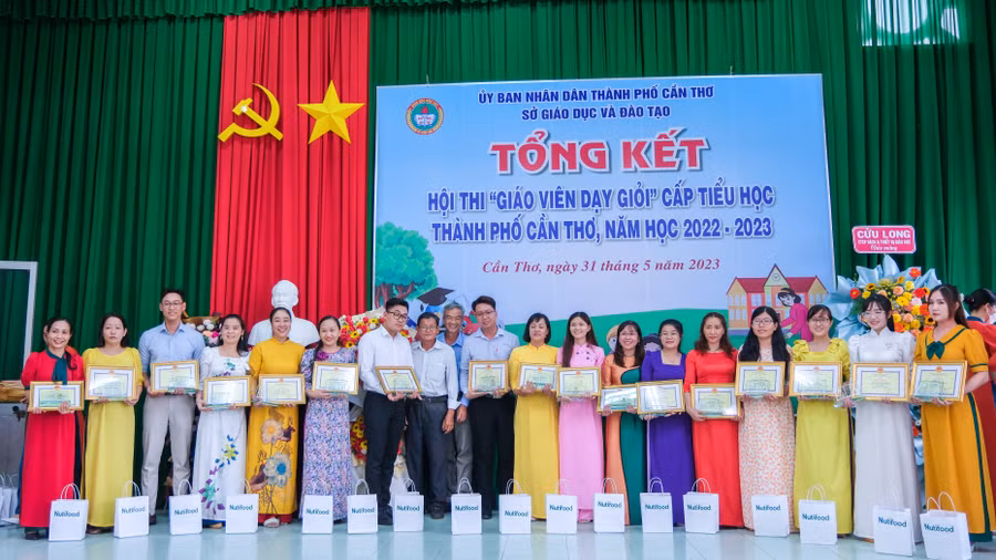 Ban tổ chức trao giải tại buổi lễ.