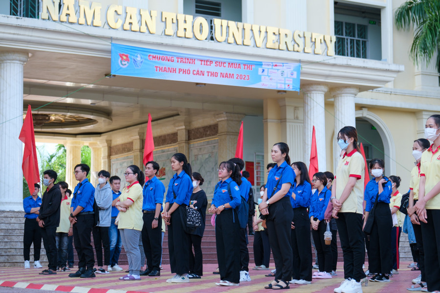 Quang cảnh buổi lễ ra quân. Quang cảnh buổi lễ ra quân.