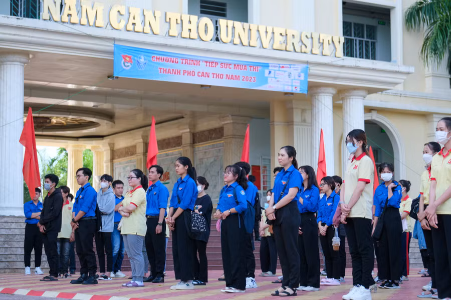 Quang cảnh buổi lễ ra quân.