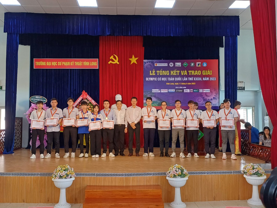 Ban tổ chức trao giải ba cuộc thi.