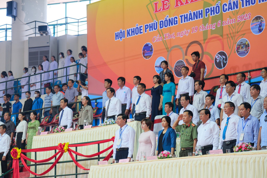 Đại biểu thực hiện nghi thức chào cờ tại buổi lễ. Đại biểu thực hiện nghi thức chào cờ tại buổi lễ.
