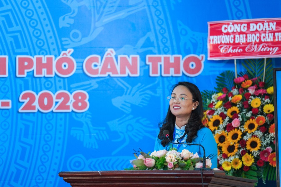 Bà Lê Thị Sương Mai, Chủ tịch Liên đoàn Lao động TP Cần Thơ phát biểu chỉ đạo đại hội.