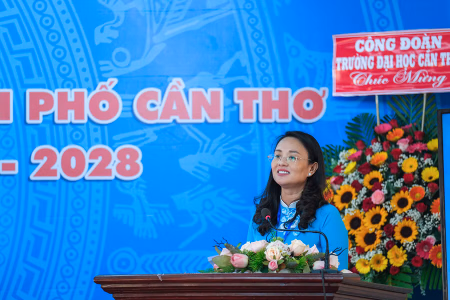 Bà Lê Thị Sương Mai, Chủ tịch Liên đoàn Lao động TP Cần Thơ phát biểu chỉ đạo đại hội.