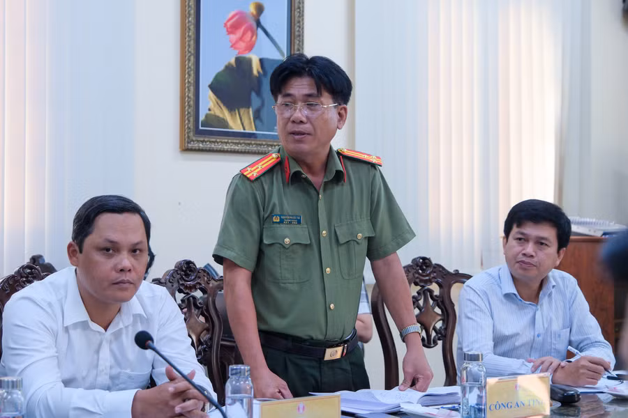 Thượng tá Nguyễn Phước Tài, Trưởng phòng Chính trị nội bộ (Công an tỉnh Đồng Tháp) chia sẻ công tác đảm bảo an toàn, bảo mật trong quá trình vận chuyển đề thi.