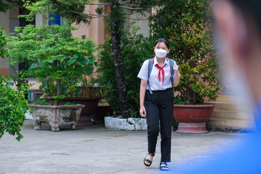 Thí sinh rời phòng thi trong tâm trạng vui tươi, không áp lực. Thí sinh rời phòng thi trong tâm trạng vui tươi, không áp lực.