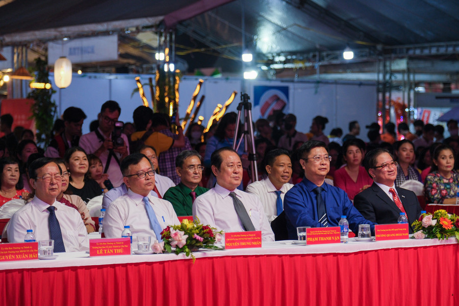 Đại biểu tham dự lễ khai mạc. Đại biểu tham dự lễ khai mạc.