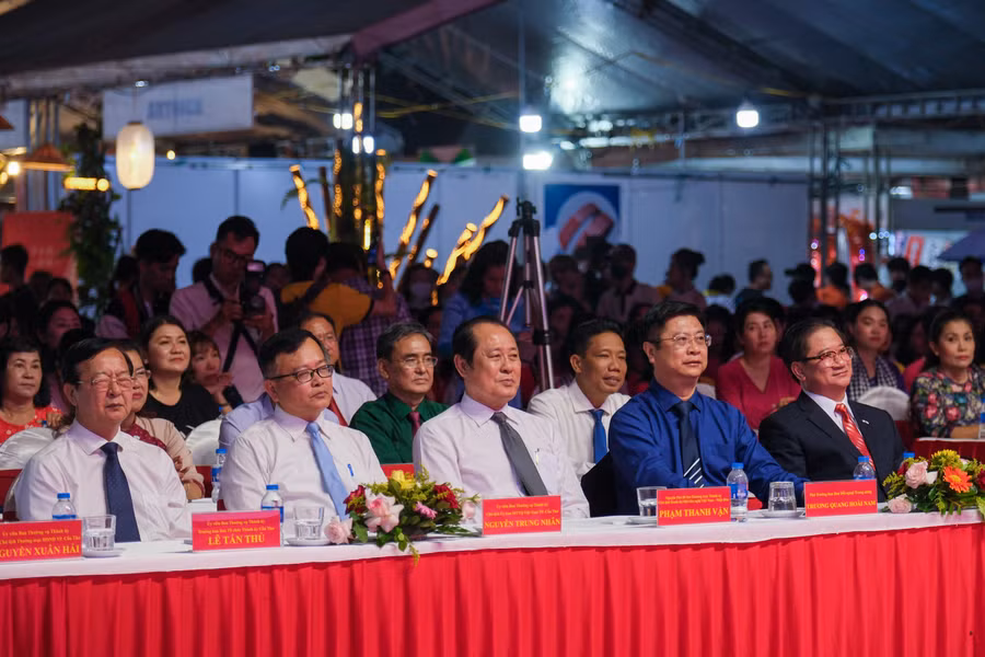 Đại biểu tham dự lễ khai mạc.