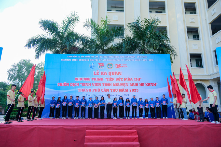 Lãnh đạo Sở và Thành đoàn Cần Thơ trao tặng dụng chương trình Tiếp sức mùa thi năm 2023. Lãnh đạo Sở và Thành đoàn Cần Thơ trao tặng dụng chương trình Tiếp sức mùa thi năm 2023.