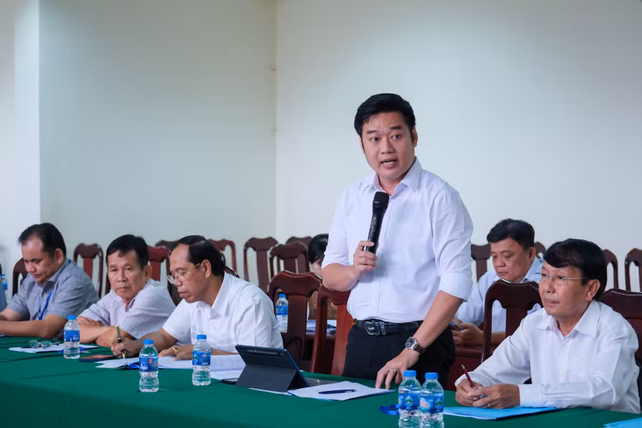 Thành viên ban chỉ đạo chia sẻ tại hội nghị.