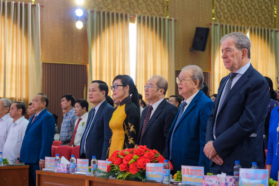 Đại biểu tham dự buổi lễ.