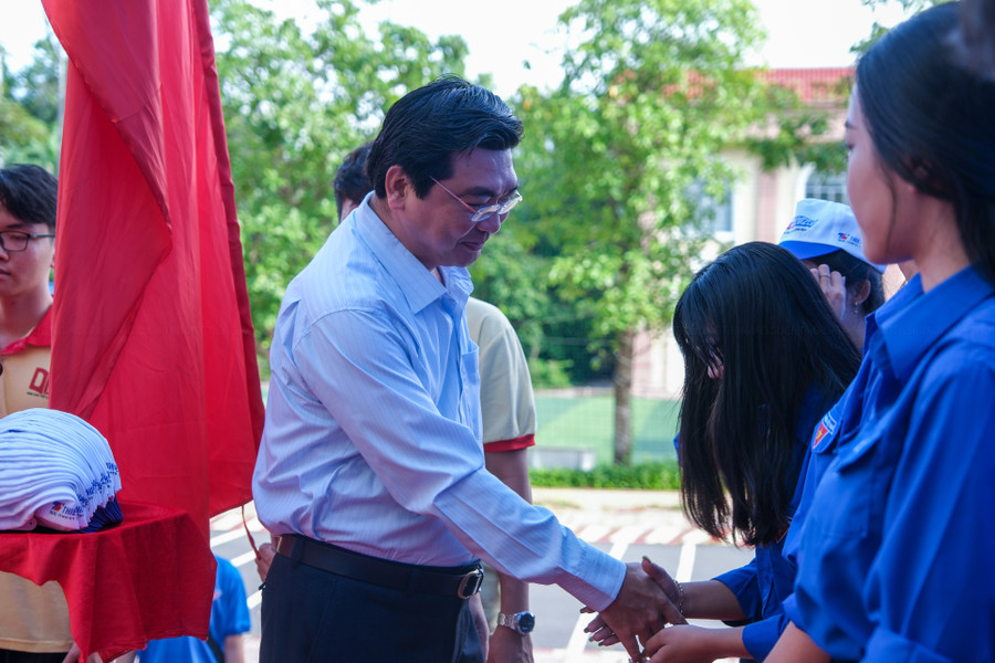 Lãnh đạo Sở và Thành đoàn Cần Thơ trao tặng dụng chương trình Tiếp sức mùa thi năm 2023. Lãnh đạo Sở và Thành đoàn Cần Thơ trao tặng dụng chương trình Tiếp sức mùa thi năm 2023.
