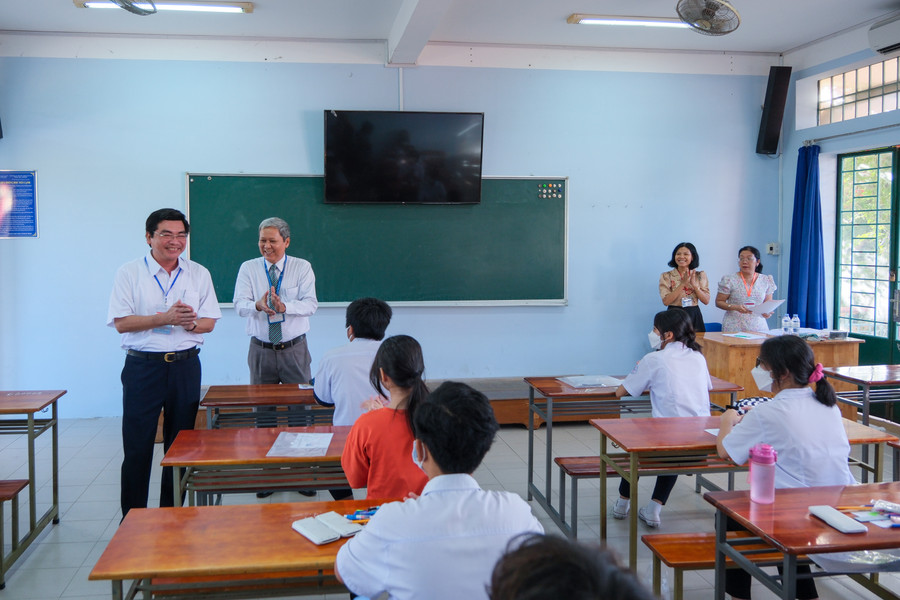 Ông Trần Thanh Bình, Giám đốc Sở GD&ĐT TP Cần Thơ thăm động viện thí sinh. Ông Trần Thanh Bình, Giám đốc Sở GD&ĐT TP Cần Thơ thăm động viện thí sinh.