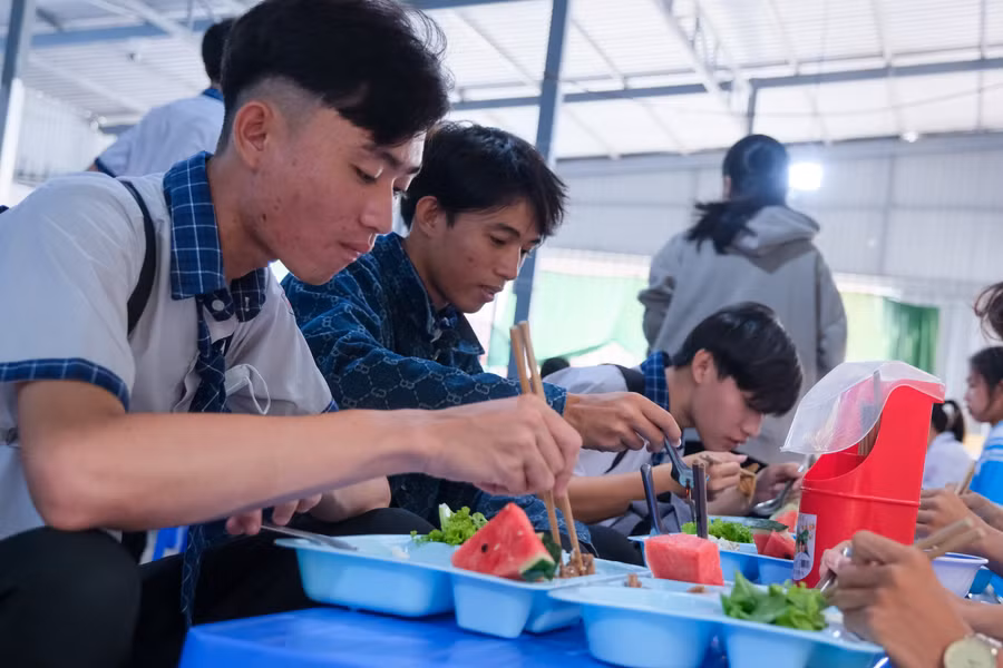 Bên cạnh công tác ôn thi, một số trường học còn vận động xã hội hoá tổ chức bếp ăn trưa miễn phí cho trò. Bên cạnh công tác ôn thi, một số trường học còn vận động xã hội hoá tổ chức bếp ăn trưa miễn phí cho trò.