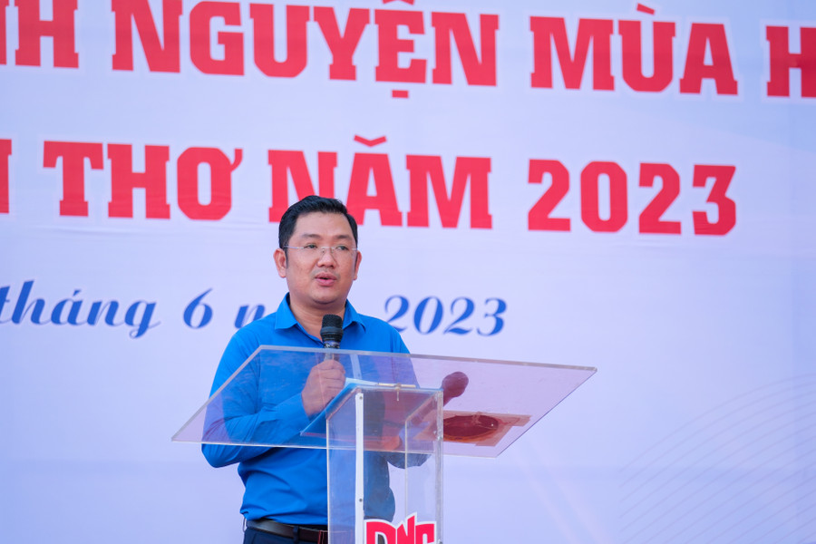 Ông Lâm Văn Tân, Phó Bí thư Thành đoàn Cần Thơ phát động ra quân. Ông Lâm Văn Tân, Phó Bí thư Thành đoàn Cần Thơ phát động ra quân.