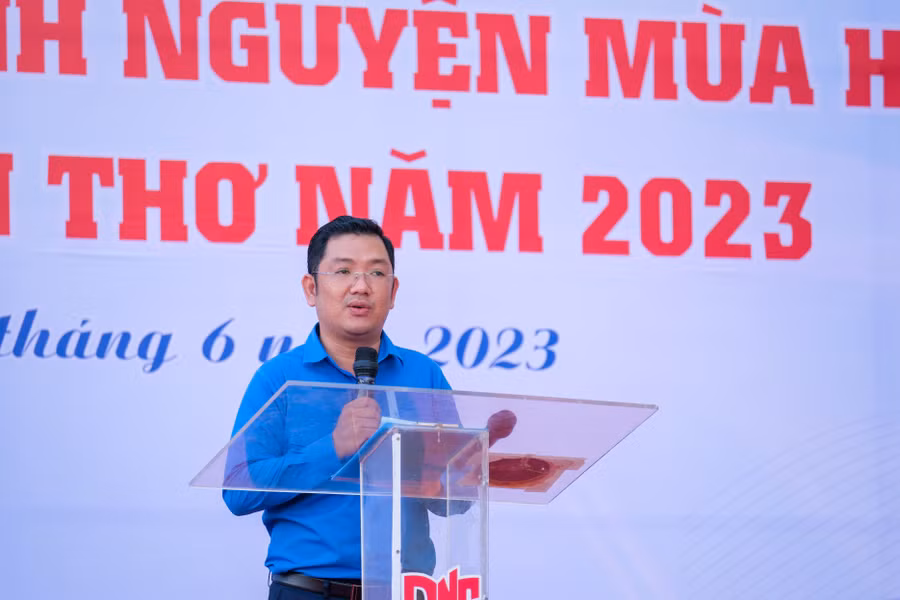 Ông Lâm Văn Tân, Phó Bí thư Thành đoàn Cần Thơ phát động ra quân.