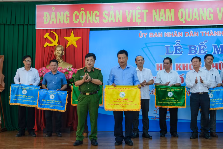 Ban tổ chức trao cờ thưởng cho các đoàn tham gia.