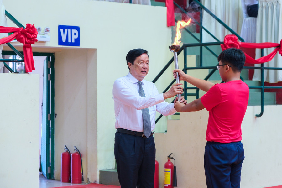 Lãnh đạo thành phố thực hiện nghi thức rước đuốc Hội khoẻ phù đổng cấp thành phố năm 2023. Lãnh đạo thành phố thực hiện nghi thức rước đuốc Hội khoẻ phù đổng cấp thành phố năm 2023.