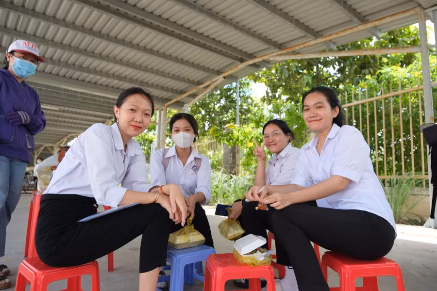 Học sinh phấn khởi với phần ăn sau thi