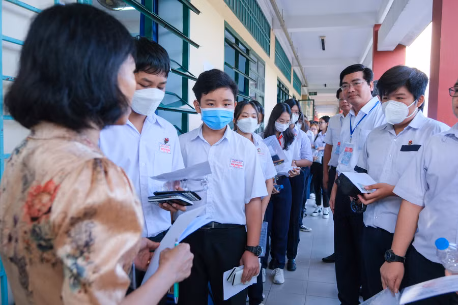 Thí sinh xếp thành hàng ngay ngắn chờ cán bộ coi thi gọi tên và kiểm tra thông tin trước khi vào phòng thi. Thí sinh xếp thành hàng ngay ngắn chờ cán bộ coi thi gọi tên và kiểm tra thông tin trước khi vào phòng thi.