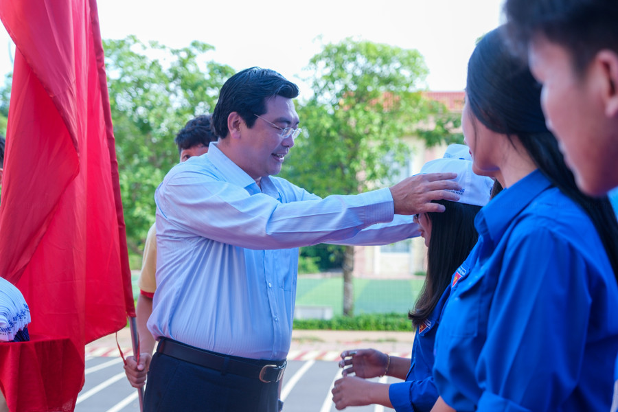 Lãnh đạo Sở và Thành đoàn Cần Thơ trao tặng dụng chương trình Tiếp sức mùa thi năm 2023. Lãnh đạo Sở và Thành đoàn Cần Thơ trao tặng dụng chương trình Tiếp sức mùa thi năm 2023.