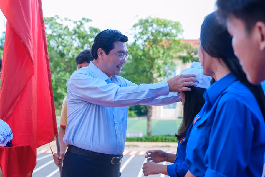 Lãnh đạo Sở và Thành đoàn Cần Thơ trao tặng dụng chương trình Tiếp sức mùa thi năm 2023.