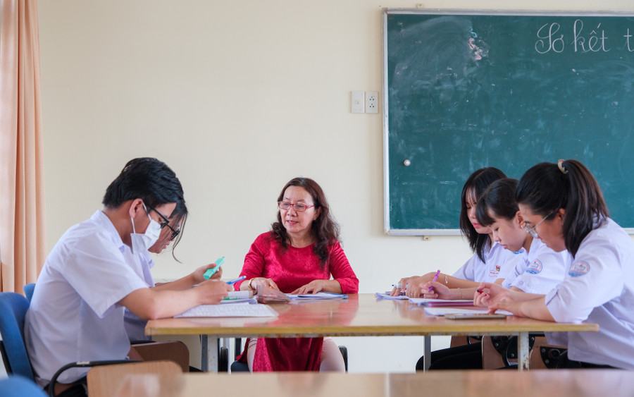 Phân hóa đối tượng học sinh để tổ chức dạy ôn tập phù hợp với năng lực của các em.