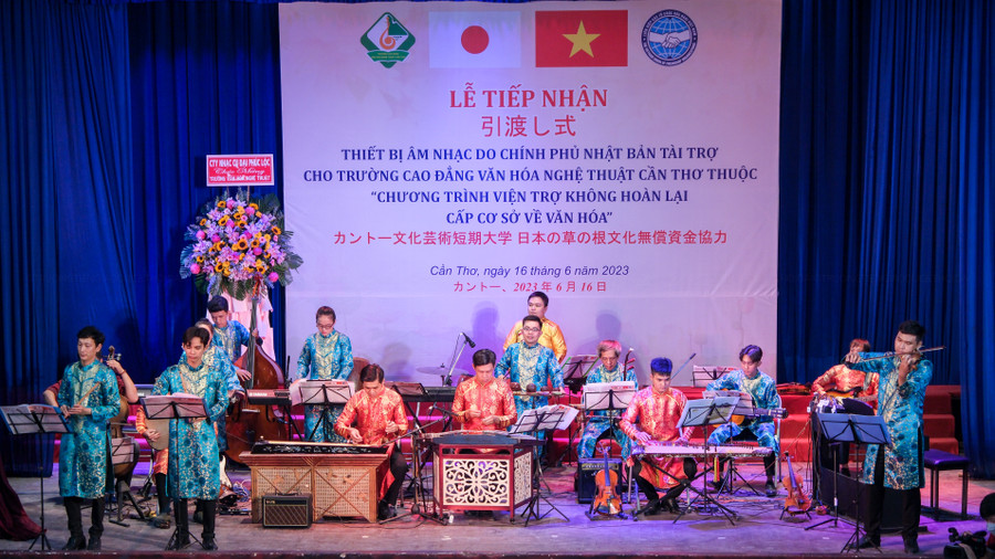 Các tiết mục biểu diễn của sinh viên Trường Cao đẳng Văn hoá Nghệ thuật Cần Thơ. Các tiết mục biểu diễn của sinh viên Trường Cao đẳng Văn hoá Nghệ thuật Cần Thơ.