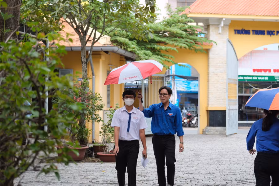 Đoàn thanh niên hỗ trợ thí sinh tại điểm thi THPT Châu Văn Liêm