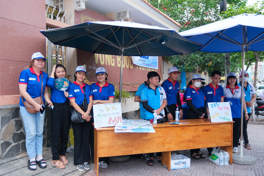 Đoàn viên thanh niên tham gia tiếp sức mùa thi tại Trường THPT Lưu Văn Liệt (TP Vĩnh Long). Đoàn viên thanh niên tham gia tiếp sức mùa thi tại Trường THPT Lưu Văn Liệt (TP Vĩnh Long).