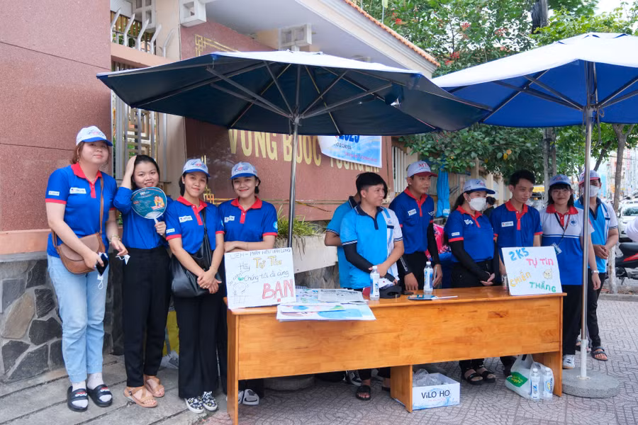 Đoàn viên thanh niên tham gia tiếp sức mùa thi tại Trường THPT Lưu Văn Liệt (TP Vĩnh Long).