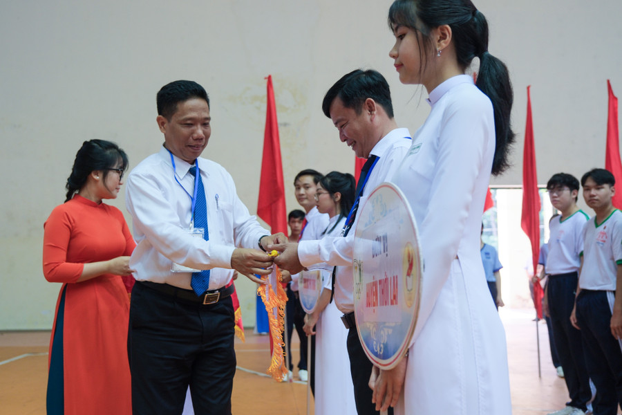Lãnh đạo thành phố trao cờ cho đại diện các đoàn tham gia. Lãnh đạo thành phố trao cờ cho đại diện các đoàn tham gia.
