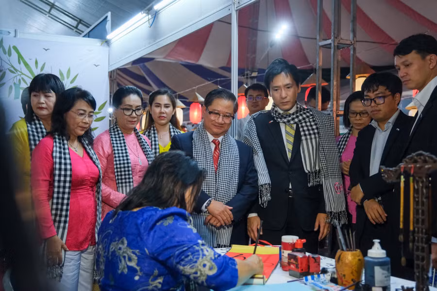 Lãnh đạo UBND Tp Cần Thơ cùng đại diện Nhật tham quan khu gian hàng trưng bày, triển lãm.