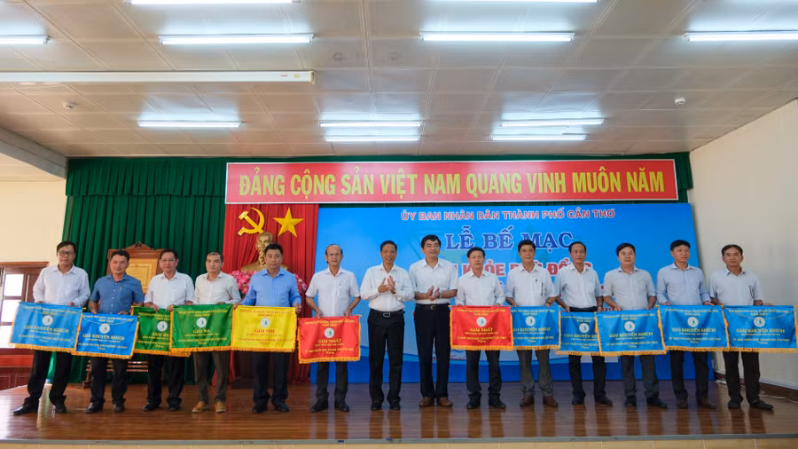 Ban tổ chức trao cờ thưởng toàn đoàn cho các đoàn tham gia.