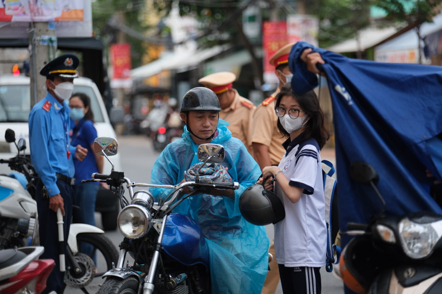 Thí sinh tranh thủ thời gian đến điểm thi Thí sinh tranh thủ thời gian đến điểm thi