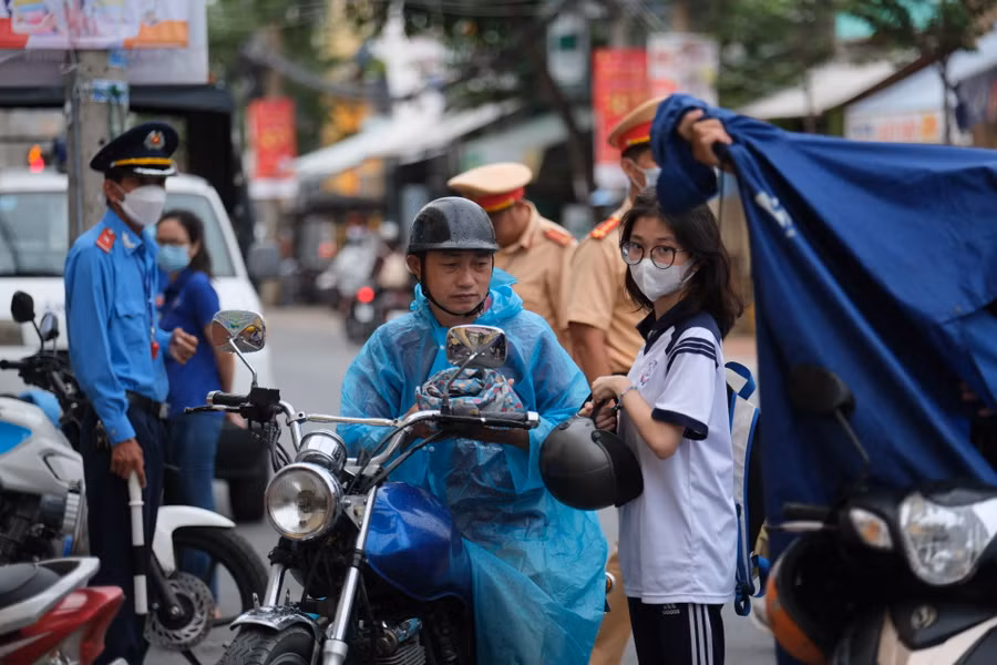 Thí sinh tranh thủ thời gian đến điểm thi