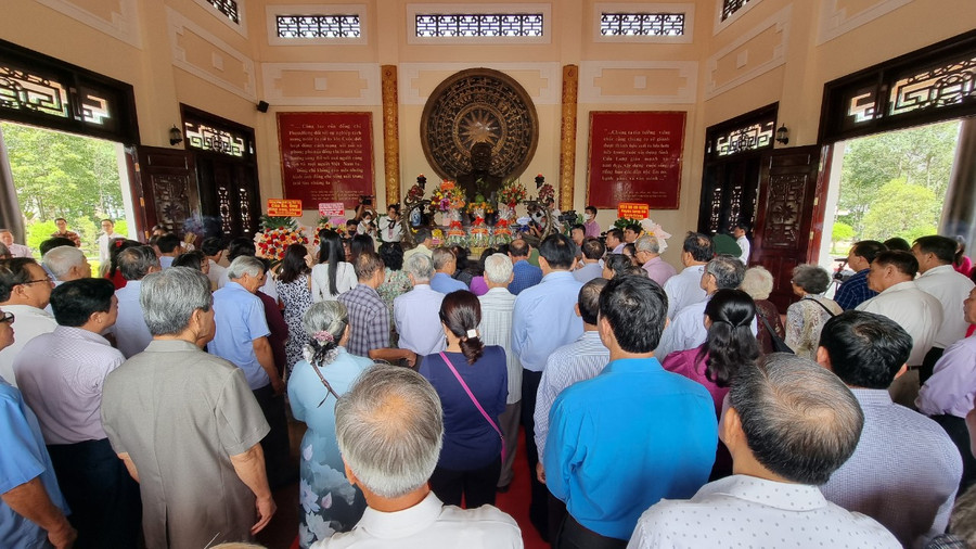 Tỉnh ủy, Hội đồng nhân dân, Ủy ban nhân dân, Ủy ban Mặt trận Tổ quốc Việt Nam tỉnh Vĩnh Long cùng chính quyền địa phương và thân nhân gia đình đến viếng. Tỉnh ủy, Hội đồng nhân dân, Ủy ban nhân dân, Ủy ban Mặt trận Tổ quốc Việt Nam tỉnh Vĩnh Long cùng chính quyền địa phương và thân nhân gia đình đến viếng.