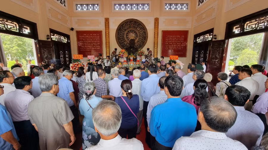 Tỉnh ủy, Hội đồng nhân dân, Ủy ban nhân dân, Ủy ban Mặt trận Tổ quốc Việt Nam tỉnh Vĩnh Long cùng chính quyền địa phương và thân nhân gia đình đến viếng. Tỉnh ủy, Hội đồng nhân dân, Ủy ban nhân dân, Ủy ban Mặt trận Tổ quốc Việt Nam tỉnh Vĩnh Long cùng chính quyền địa phương và thân nhân gia đình đến viếng.