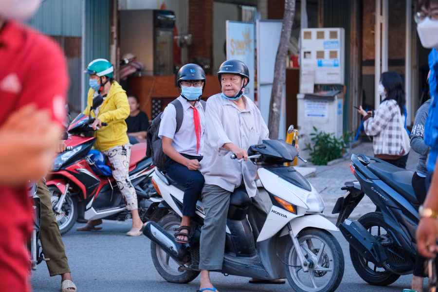 Từ rất sớm, phụ huynh và học sinh đã có mặt tại các điểm thi. Từ rất sớm, phụ huynh và học sinh đã có mặt tại các điểm thi.